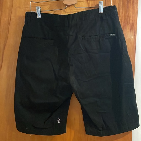 Volcom men’s black shorts - Picture 2 of 2
